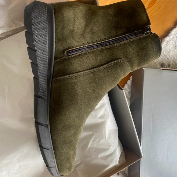 La CANADIENNE Shoes - NIB La Canadienne Olive Suede Weatherproof Boots